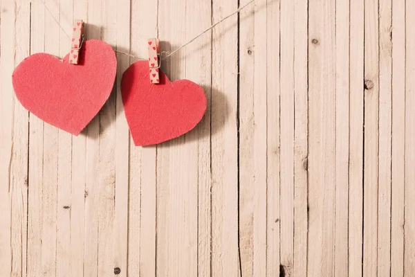 Corazón de papel rojo sobre fondo de madera —  Fotos de Stock