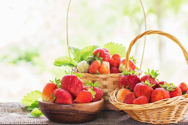 Erdbeeren in Körben auf Holztisch im Freien — Stockfoto