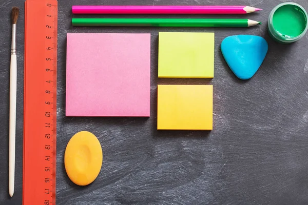 Papelería escolar en pizarra de fondo —  Fotos de Stock