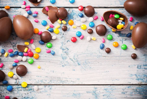Schokolade Ostereier über Holz Hintergrund — Stockfoto