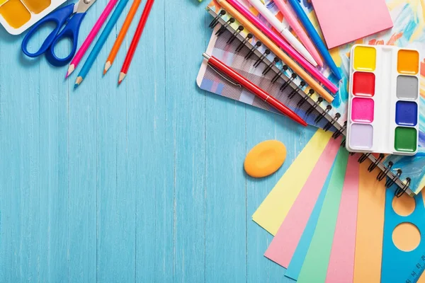 Collectie van schoolbenodigdheden op blauwe houten achtergrond — Stockfoto