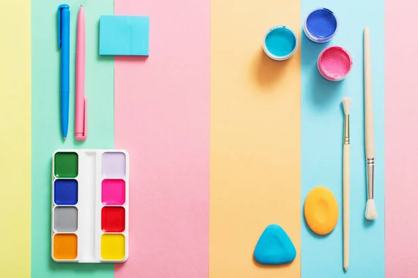 Materiales escolares en la textura de fondo de papel colorido —  Fotos de Stock