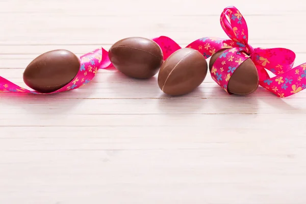Choklad påsk ägg över trä bakgrund — Stockfoto