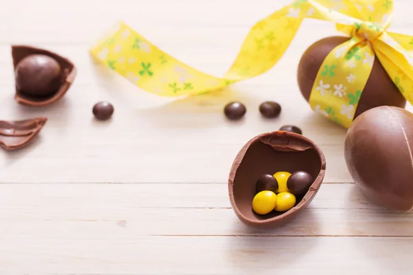 Čokoládové velikonoční vejce přes dřevěné pozadí — Stock fotografie