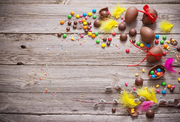 Huevos de Pascua de chocolate sobre fondo de madera — Foto de Stock