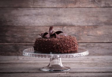 Eski ahşap masa üzerinde çikolatalı kek