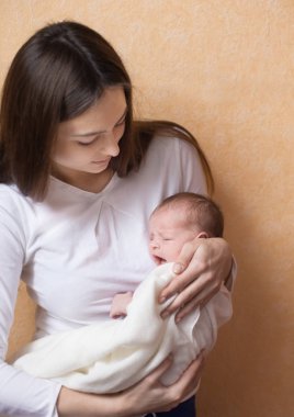 Bebek annenin elleri