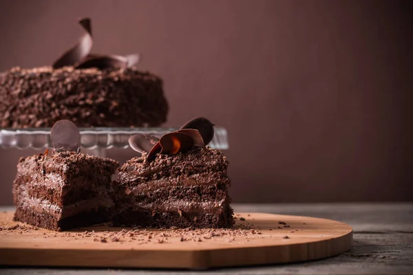 Chokladkaka på gamla träbord — Stockfoto