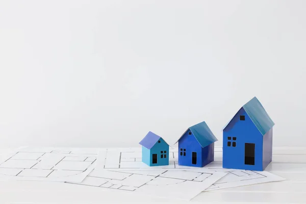 Casas de papel azul sobre fondo blanco — Foto de Stock