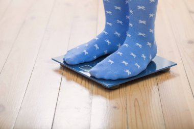 kat ölçeklerde çoraplı kadın ayakları