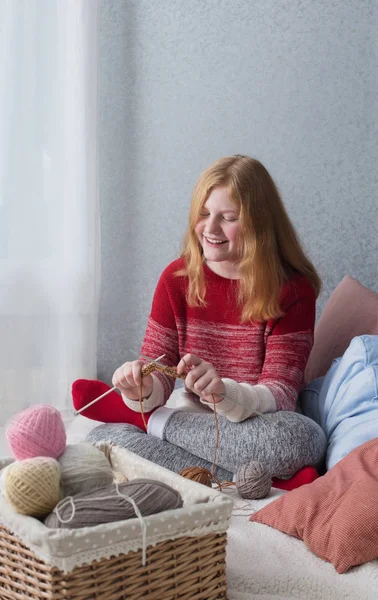 Tonåring flicka stickat hemma — Stockfoto