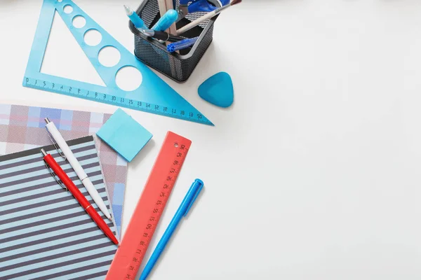 Colección de material escolar sobre fondo blanco — Foto de Stock