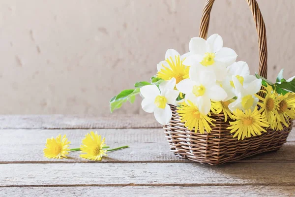 Fehér és sárga virágokat kosárba — Stock Fotó