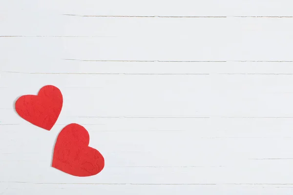 Beyaz ahşap zemin üzerinde kırmızı kağıt kalp — Stok fotoğraf