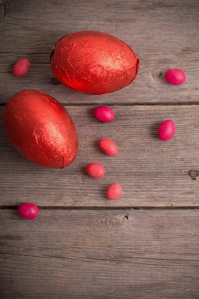 Uova di Pasqua rosse su sfondo di legno scuro — Foto Stock