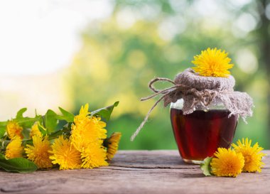 Dandelions ahşap bir masa üzerinde gelen reçel