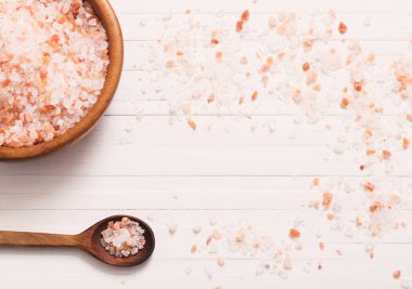 Himalaya tuz Beyaz ahşap zemin üzerinde