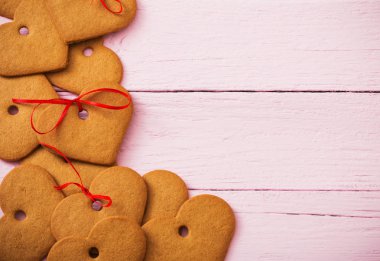 ahşap arka plan üzerinde kalp kurabiye