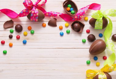 Tahta Arkaplanda Çikolatalı Paskalya Yumurtaları