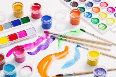 boyalar ve kağıt üzerinde fırçalar