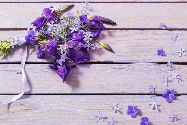 Flores de primavera sobre fondo de madera —  Fotos de Stock