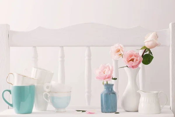 Pink roses on vintage wooden white shelf — Stock Photo, Image