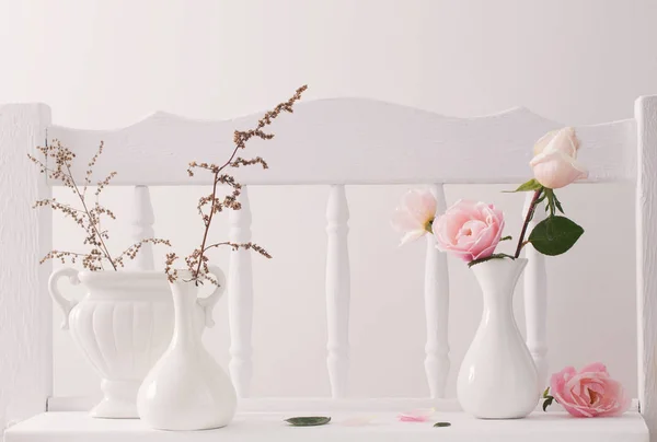 ヴィンテージの木製の白い棚にピンクのバラ — ストック写真