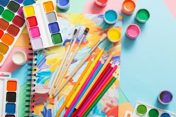 Barvy, tužky a štětce na papíře — Stock fotografie