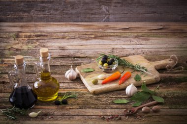 baharat ve diğer maddeler ile aromalı zeytinyağı