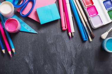 Arka plan yazı tahtası üzerinde okul Kırtasiye 