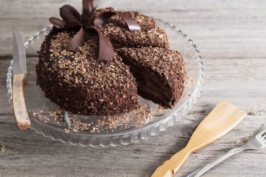 Eski ahşap masa üzerinde çikolatalı kek