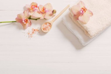 Orkide Beyaz ahşap zemin üzerinde havlu ile