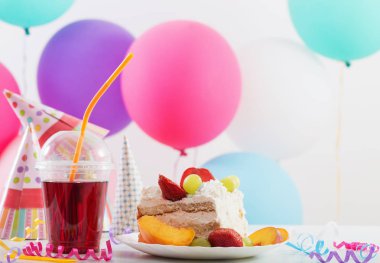 Kek ve renkli balon ile doğum günü kutlaması