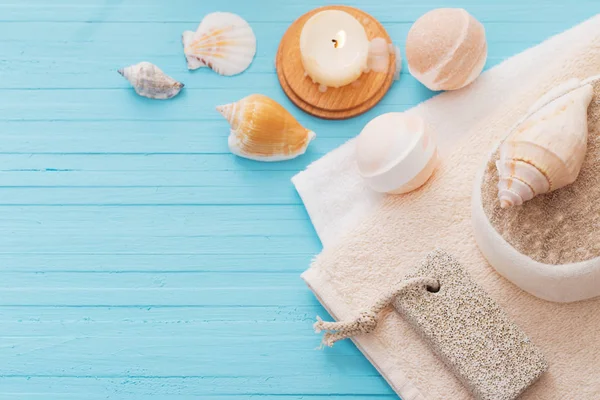 Spa kavramı mavi ahşap zemin üzerine mumlar ile