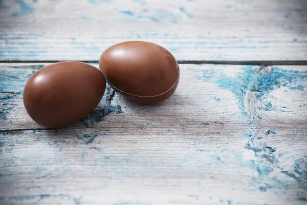 古い木製の背景にチョコレートの卵 — ストック写真