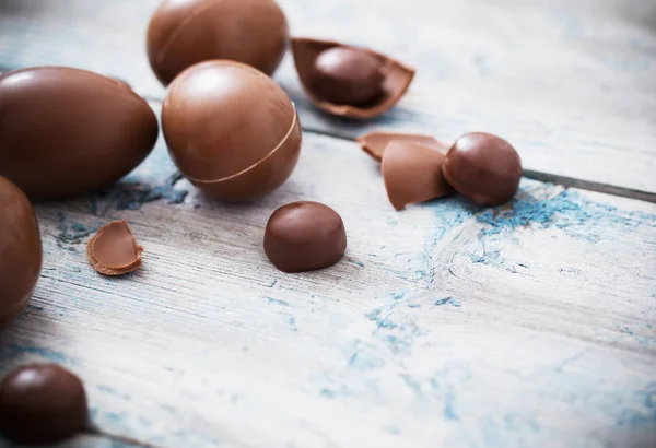 Schokoladeneier auf altem Holzgrund — Stockfoto