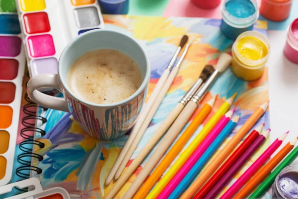 Xícara de café e tintas, lápis sobre fundo branco — Fotografia de Stock