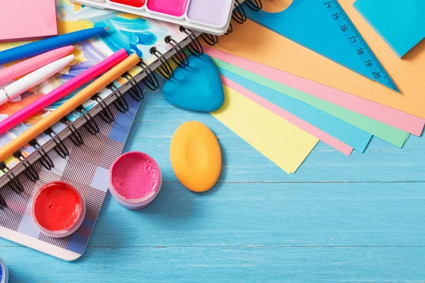 Collection de fournitures scolaires sur fond de bois bleu — Photo