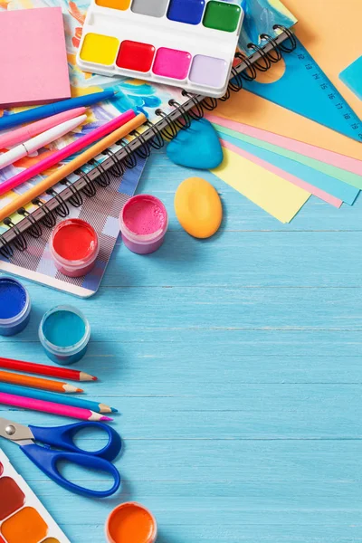 Collection de fournitures scolaires sur fond de bois bleu — Photo