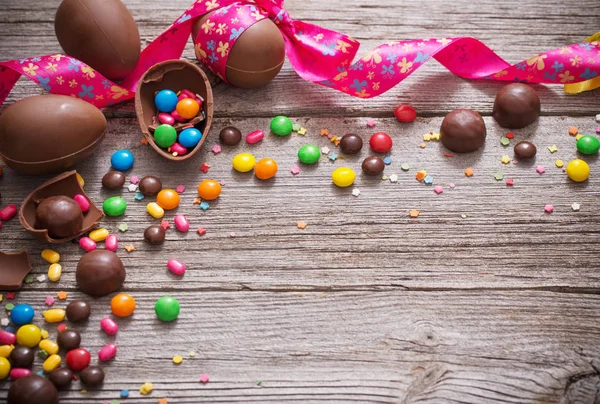 Huevos de Pascua de chocolate sobre fondo de madera —  Fotos de Stock