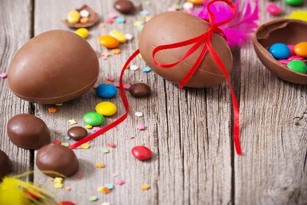 Huevos de Pascua de chocolate sobre fondo de madera — Foto de Stock