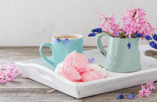 Egy csésze kávé és egy csokor virágot, egy fából készült asztal — Stock Fotó