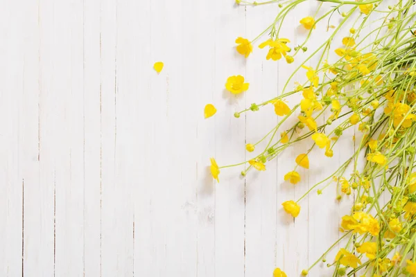 Sommerblumen Auf Holzgrund — Stockfoto
