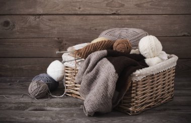 Örgü ve örgü iğneleri bir ahşap yüzeye