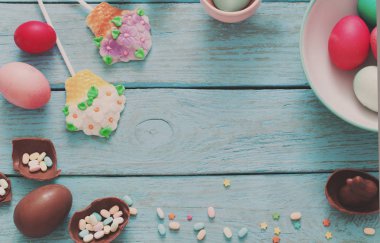 Mavi ahşap arka plan üzerinde çikolata Paskalya yortusu yumurta