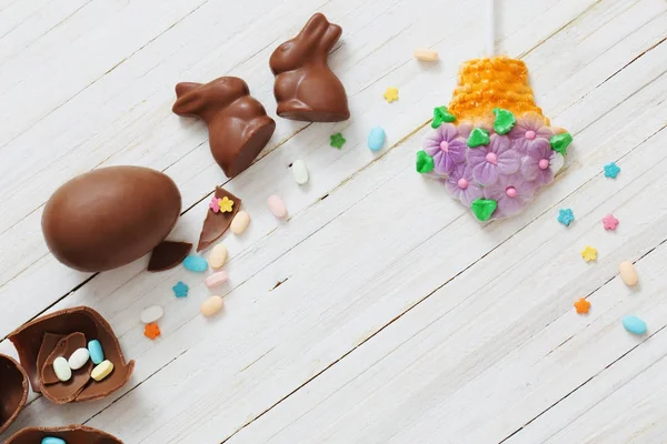 Uova di cioccolato pasquali su sfondo di legno bianco — Foto Stock