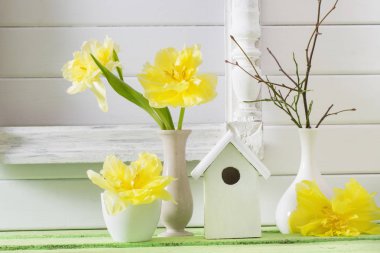 Tyellow Lale ahşap arka plan üzerinde