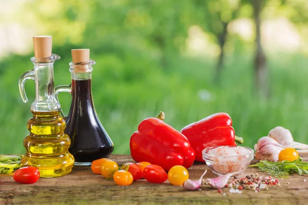 Verduras con aceite en mesa de madera al aire libre — Foto de Stock