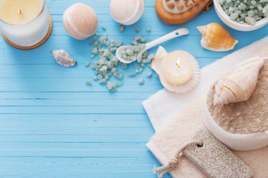 Spa kavramı mavi ahşap zemin üzerine mumlar ile