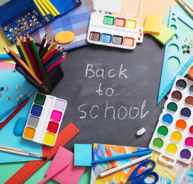 Arka plan yazı tahtası üzerinde okul Kırtasiye 